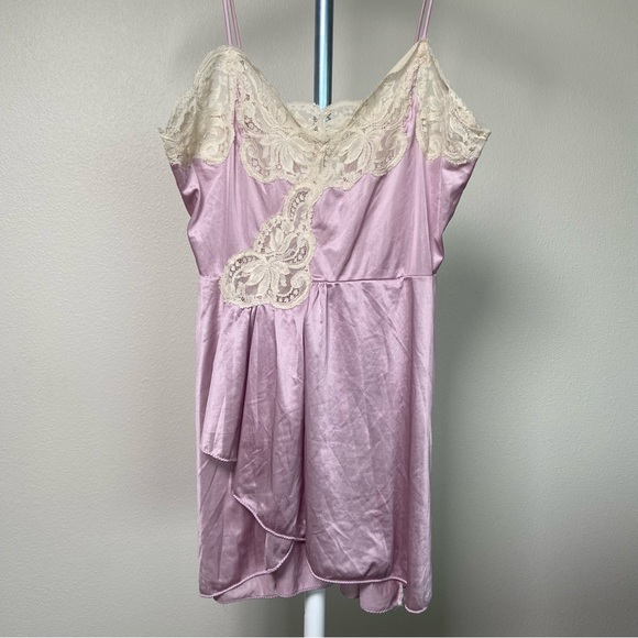 Vintage Lace-Embellished Pink Chemise - Picture 4 of 8